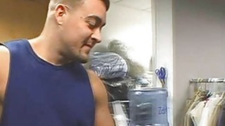 Bạn tôi và tôi đã dụ dỗ bạn trai cô ấy vào một cuộc vui tay ba, và sau đó bạn trai cô ấy đã xuất tinh vào bạn tôi