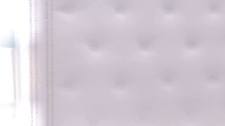 Cuộc đối thoại thật thú vị. Cô gái trẻ ngoại tình và yêu cầu bạn thân của mình tặng người tình 3 xu