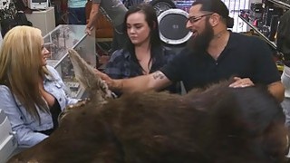 Con trai vừa qua đời thì bố đã tranh thủ đớp luôn bạn gái của con trai xinh đẹp