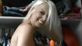 Dùng tiền mua dâm cô bạn gái vú bự đang đón xe buýt