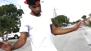 Cậu em trai phát hiện chị kế tự kỷ có quả sextoy to đùng…