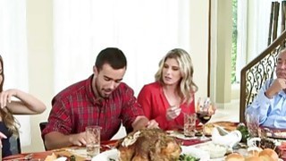 Con dâu bán dâm cho... bố chồng