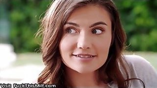 Em nhân viên bất động sản chuyên gạ tình khách hàng giàu có dù bà xã anh cạnh bên