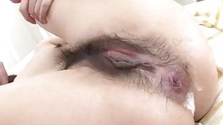 Thanh niên tống tình má bạn khi phát hiện cô ấy trộm đồ ở cửa chuối tiện lợi