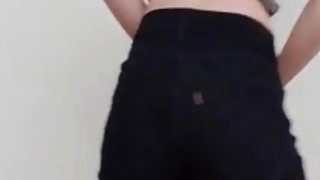 Trước nguy cơ bị quản lý sa thải, gã chồng đành nhìn người vợ bị quản lý nắc để cứu vãn