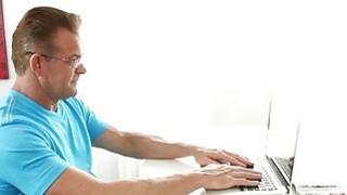 Chàng trai chim to nện đỏ lồn mẹ ruột của người yêu