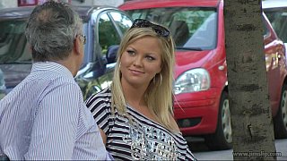 đi xem phim một mình, thanh niên bị chị gái thánh dâm kế bên sờ trym