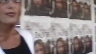 Cô nhân viên thiếu thốn "tình cảm" và tên quản lý già may mắn