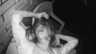 Anh đừng nhấp nữa chị em nghe thấy đó