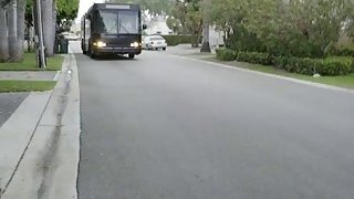 đưa cô giáo sắp xỉu về nhà chăm sóc, cậu học trò cơ hội vì cô giáo quá xinh