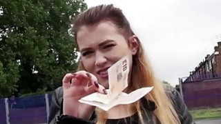 Lợi dụng nện chị kế khó tính đang kẹt dưới gầm giường