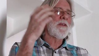 Lỡ chuyến tàu, nữ nhân viên ở lại nhà tên sếp sở khanh