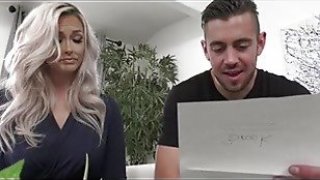 Ông hàng xóm và góa phụ phòng kế bên