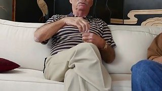 Chồng nhậu say vợ bị giám đốc địt luôn tại chỗ