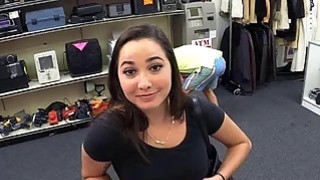 Chị gái bị nghiện sờ đầu vú vậy để thằng em trai này giúp chị