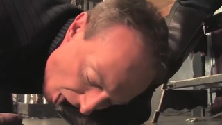 Chồng mới cưới của chị gái chuốc rượu em dâu rồi bóp đít gạ tình