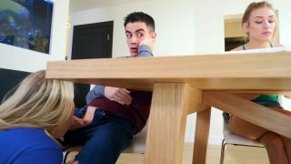 Cô giáo Trâm Anh mở lớp học tiếng anh cho các em , vừa học vừa thủ