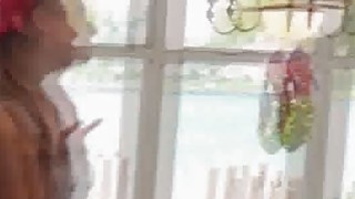 đang chill trong phòng tắm cũng không yên với nhỏ em kế