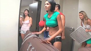 Qua nhà phàn nàn gã nhà đối diện ghê tởm vì tiếng phim sex quá to và cái kết