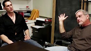 Nhẹ nhàng, nhẹ nhàng, cô chủ tiệm làm tóc nói cách âm ở đây không tốt và cô sợ bị phát hiện