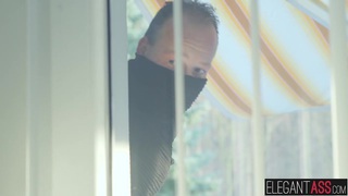 Cô gái dịu dàng hổ trắng không lông quan hệ với âm hộ dịu dàng ở góc nhìn siêu gần, góc nhìn thứ nhất đâm vào âm hộ, dịu dàng và ướt át, quay từ dưới lên trên