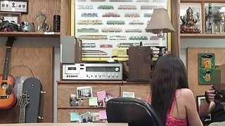 Tôi ngày càng có nhiều kỹ năng hơn trong việc thu hút những người tốt. Tôi đẩy người vợ đã ly hôn lên ghế sofa cho đến khi cô ấy nổi cơn thịnh nộ. Cô ấy chủ động nằm lên trên với làn da mịn màng và liên tục rên rỉ khi tôi bị địt...