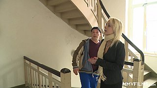 địt mẹ kế trong khi đang nói chuyện với sếp