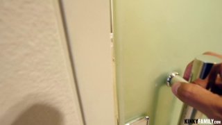 Giải toả áp lực công việc bằng cách lén lút với đồng nghiệp