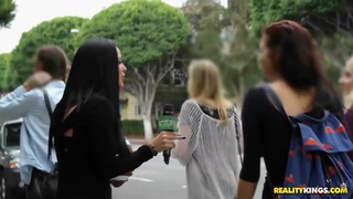 đến nhà cô bạn gái chơi nhưng chị gái của cô ấy cứ gạ địt…