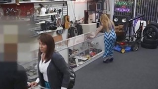 Có người đang nghe lén ở ngoài cửa, anh ta căng thẳng đến mức trực tiếp xuất tinh.