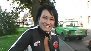 Tôi đã quan hệ với bạn trai còn trinh của mình trên bãi biển công cộng