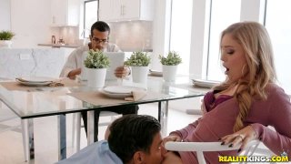 Đặng Ca tìm được một người phụ nữ trong khách sạn để cung cấp dịch vụ trọn gói. Cô bé rất ngoan ngoãn.