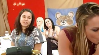 Anh trai "dạy" cô em họ cách làm tình trước khi đi hẹn hò