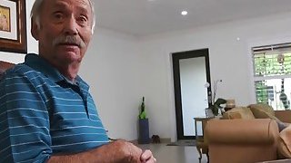 Hai em xinh tươi cùng phục vụ