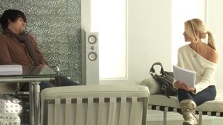 Dùng tiền mua dâm cô bạn gái vú bự đang đón xe buýt