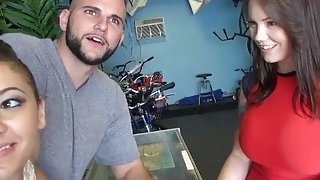 Thấy má kế trẻ khá nhút nhát chuyện tình dục, cậu con trai ra tay huấn luyện