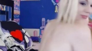 Em hoạt náo viên ngây thơ xấu hổ khi bị “ông chú” chạm vào