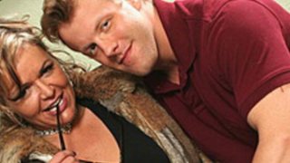 Cậu học sinh may mắn được cô gia sư dạy hôn