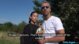 Một cô gái 18 tuổi dễ thương với mái tóc buộc hai bên, thân hình nhỏ nhắn, trắng trẻo và bộ ngực mềm mại. Cô ấy kéo quần ngủ lên và xoay mông để mở cái âm hộ nhỏ bé chặt chẽ của mình ra.