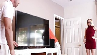 Má kế dâm vụng trộm với cậu con trai riêng của Ông chồng phía sau bàn ăn