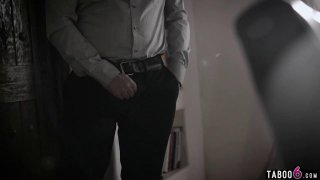 Bị vợ bạn lén lút bú buồi trong bếp