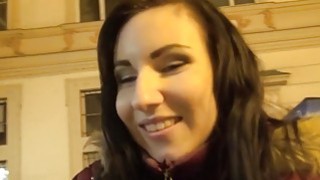 Dùng tiền lôi kéo em nữ học sinh đại học trên đường đi học về