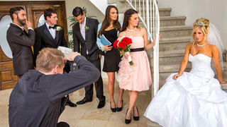 Ông xã đi làm về, nhìn thấy cảnh vợ yêu xoạc với cậu bạn thân