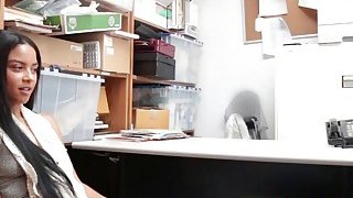 Tôi đã đạt cực khoái nhiều lần khi dùng nắm đấm lớn này để địt đít tôi