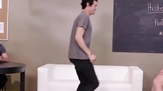 Thanh niên với chiếc đèn thôi miên, biến cô nàng cạnh nhà thành người tình