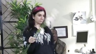 Hôm nay tôi thấy hơi yếu nên chỉ chơi đùa với bộ ngực của mình một cách lặng lẽ thôi.