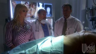 Sóng lớn, giá trị tốt nhất, cô gái xăm hình con rắn, quầng vú lớn, ngực trắng và mềm mại, tạo dáng và khiêu vũ