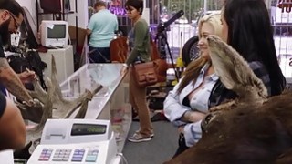 Em người yêu trung ngây thơ thổi kèn anh tây