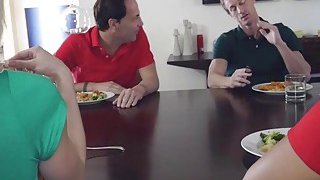 Má dẫn con gái đi mát-xa trị liệu bị anh kỷ thuật viên móc trúng điểm g