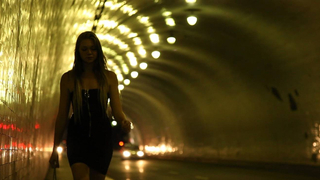 "Tôi là nhà thám hiểm" Tôi đã hẹn hò với một cô gái xinh đẹp vào đêm muộn. Cô gái quá gợi cảm và muốn được quan hệ mạnh bạo. Tôi quan hệ với cô ấy một cách mạnh bạo, và cô gái liên tục hét lên vì đau đớn và tiếp tục xuất tinh...